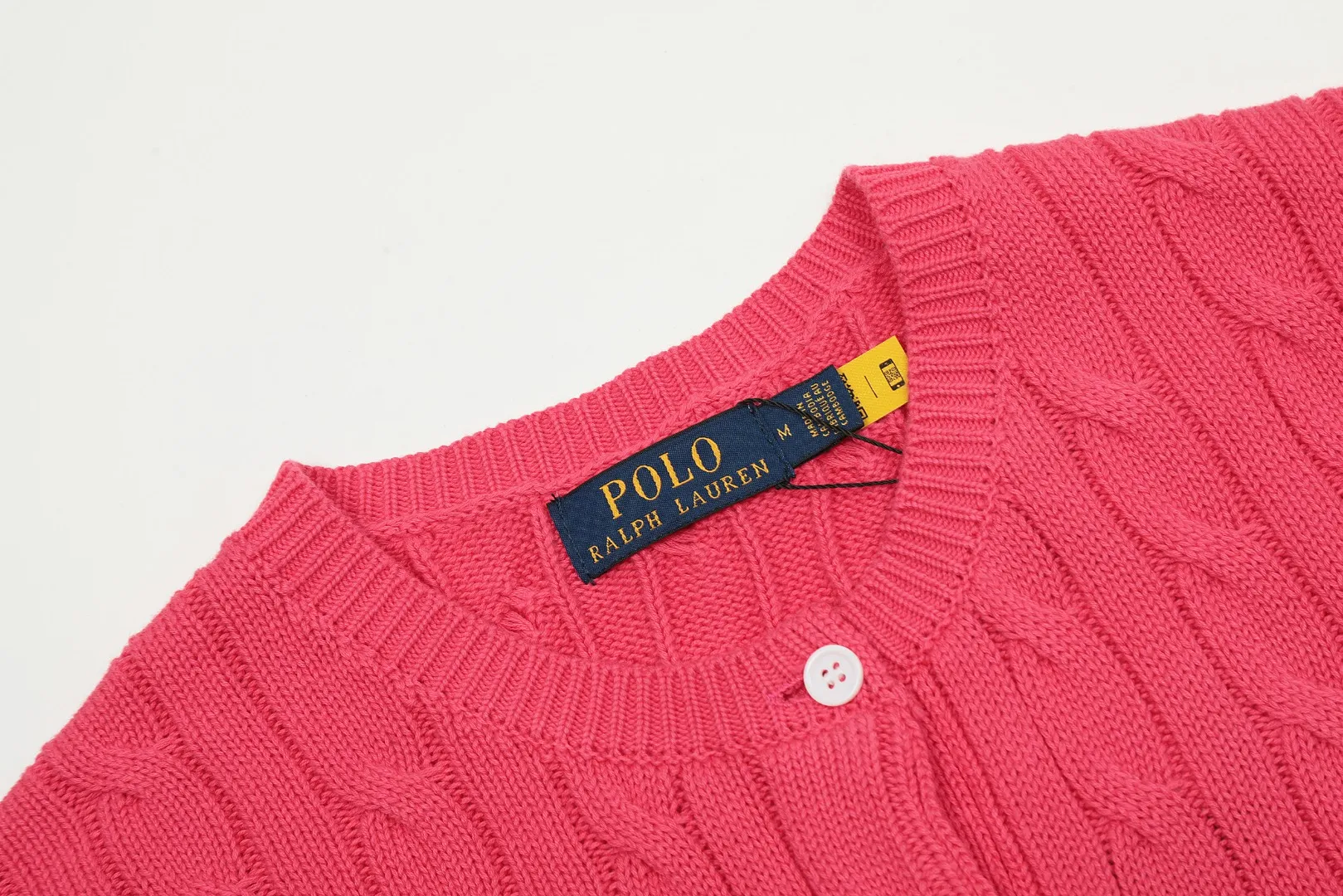 🅿️176 "Top quality" Style number: DS021# (not off the shelves all year round) [Ralph Lauren round neck cardigan solid color pony embroidered logo knitted short sleeves] ✅Ralph Lauren classic basic versatile all-season cardigan knitted short sleeves ✅Main supplier platform live broadcast Wholesale entities Replenish when out of stock Not off the shelves ✅ZP quality 1:1 version Scan the code to enter the GF website Counter quality ✅Details and quality are the only one in Guangzhou. Imported quality cotton yarn, focusing on high-end, cost-effective. Needless to say good quality. ✅The version is restored to the original order. The maximum size can be worn up to 160 pounds. Loose, comfortable and stress-free.